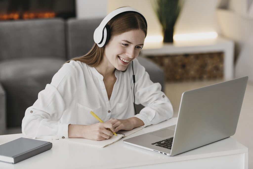 teacher-talking-with-her-students-online